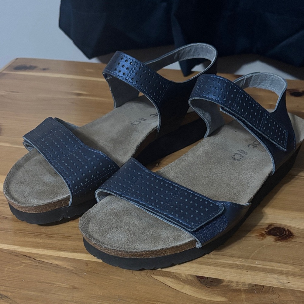 Naot women’s Navy Blue Sandals with Adjustable Straps size 9 40
